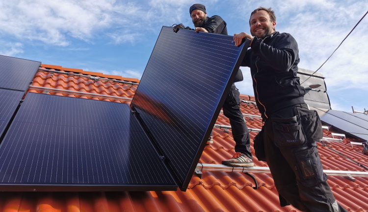 Två män på tak som installerar solceller