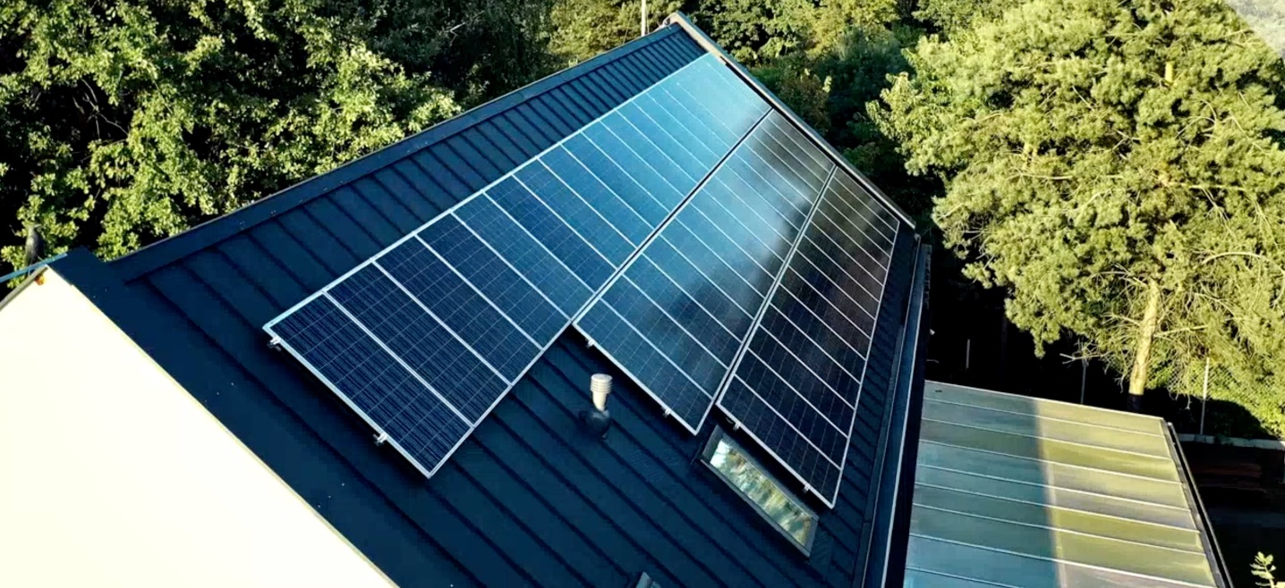 solceller monterade på stort villatak