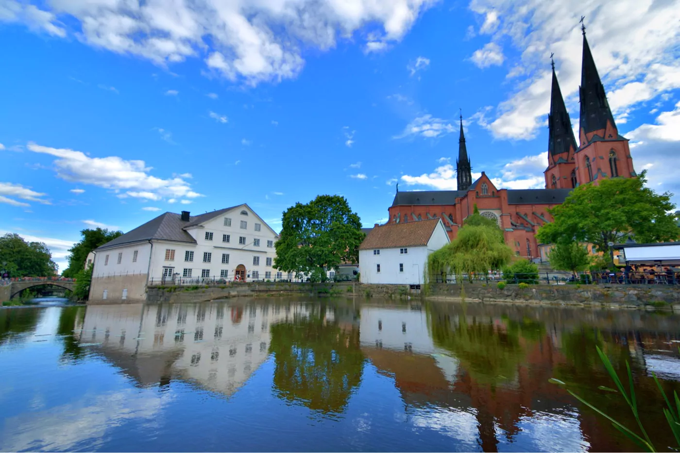 Centrala uppsala vid fyrisån med Uppsala domkyrkan och upplandsmuseet i bakgrunden