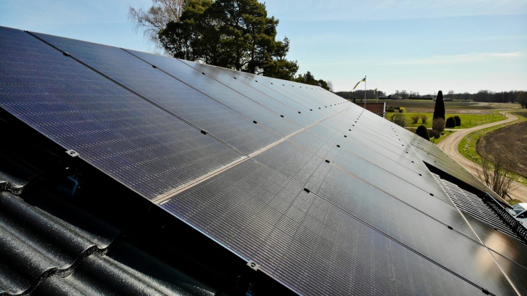 solceller installerade på villatak