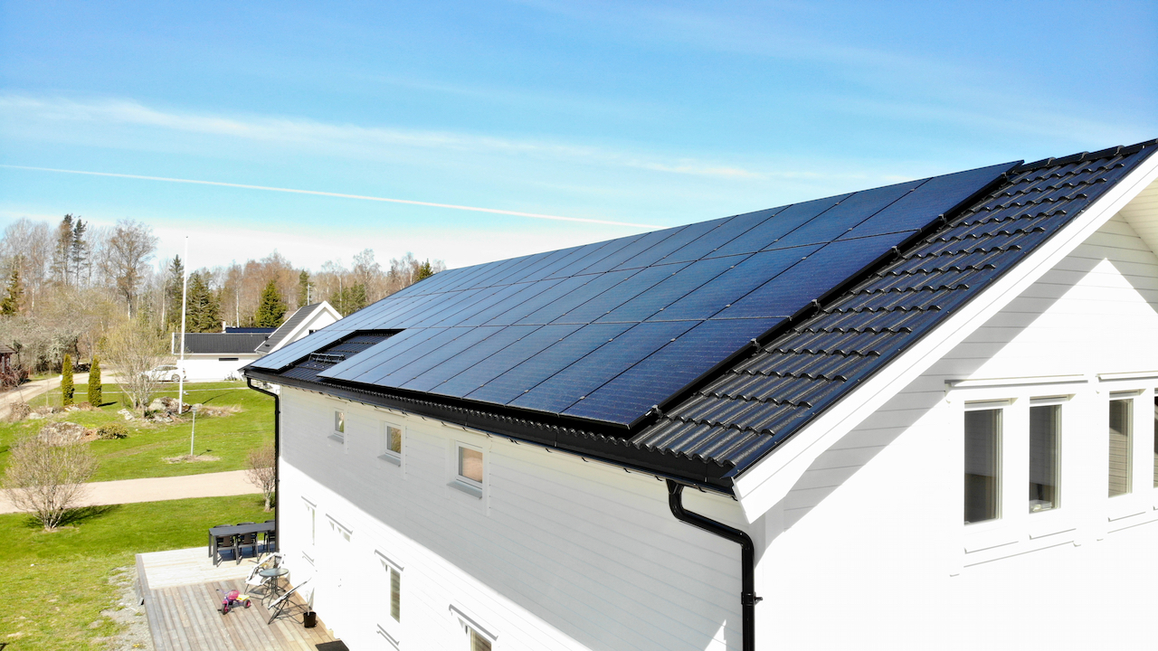 solceller installerade på stor villa